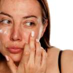 Scopri come eliminare le macchie dal viso con i giusti trattamenti